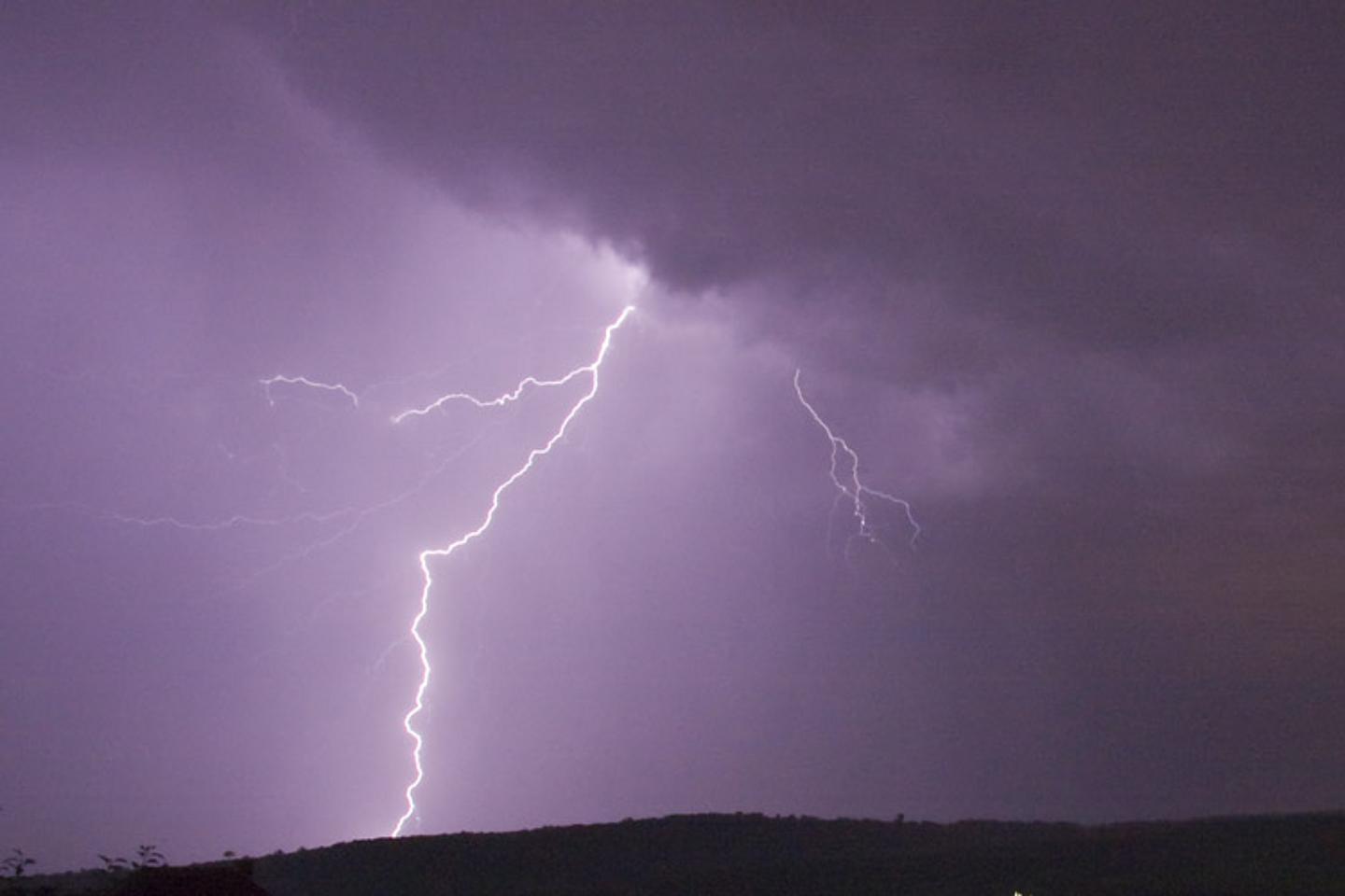 Gewitterwolken die einen Blitz auslassen