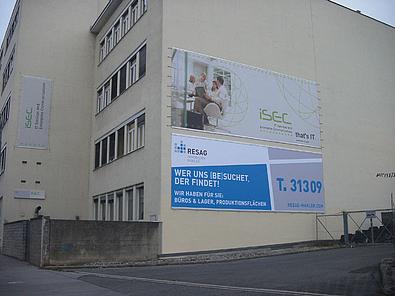 Plakatwerbung auf Hausmauer