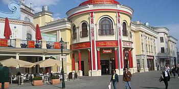 Die Ansicht zeigt das Madame Tussauds-Gebäude in Wien von außen.