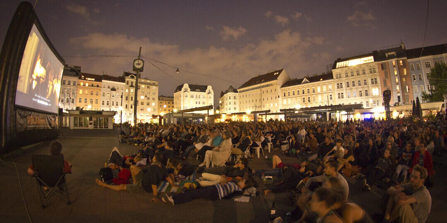 Publikum vor der Leinwand Volxkino