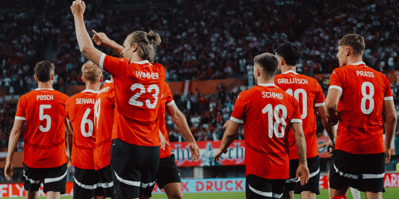 jubelnde ÖFB Nationalspieler nach einem tor im Ernst Happel Stadion. Von links nach rechts: Posch, Seiwald, Wimmer, Schmid, Grillitsch und Prass