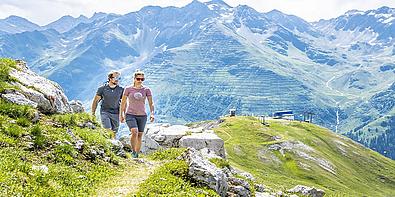 Pärchen wandert durch die Alpen