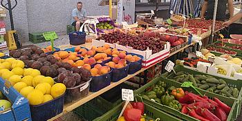 Frisches Obst auf einem Marktstand in Wien