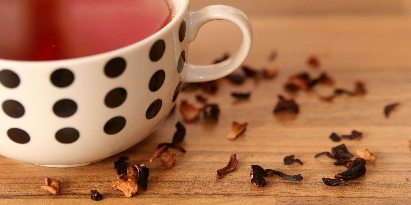 Volle Teetasse auf Tisch