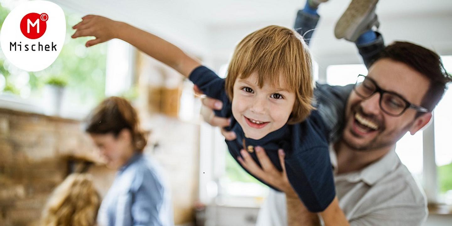 glückliche Familie in Küche, kleiner Bub lacht