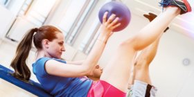 Frau beim Training mit Ball