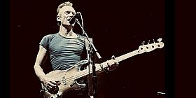 Sting mit Gitarre auf der Bühne