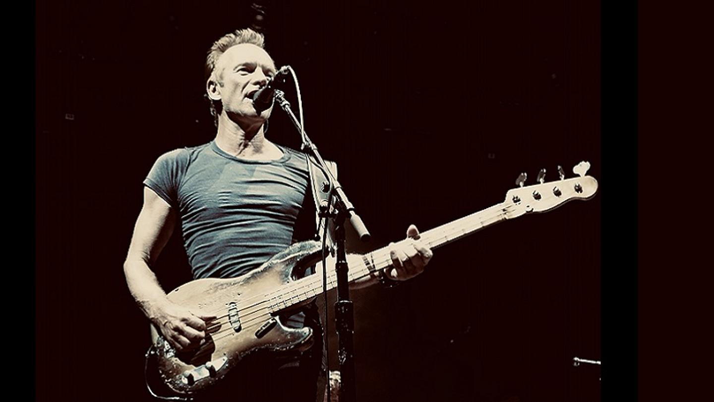 Sting mit Gitarre auf der Bühne