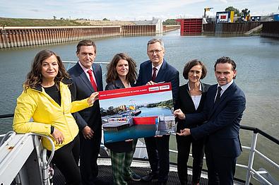 Inbetriebnahme Hafentor Albern, v.l.n.r.: Stadträtin Ulli Sima, Stadtrat Peter Hanke, Leiterin Sektion Verkehr im Bundesministerium Vera Hofbauer, GF Hafen Wien Fritz Lehr und Doris Pulker-Rohrhofer, Wien Holding-GF Kurt Gollowitzer