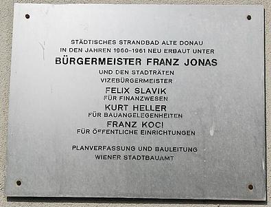 Silberne Gedenktafel zur Erbauung des städtischen Strandbads unter Bürgermeister Franz Jonas