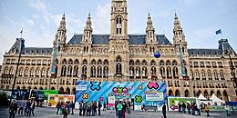 Rathaus mit Werbebanner einer Spielemesse vor dem Eingang