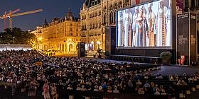 Blick auf die Leinwand des Filmfestivals 