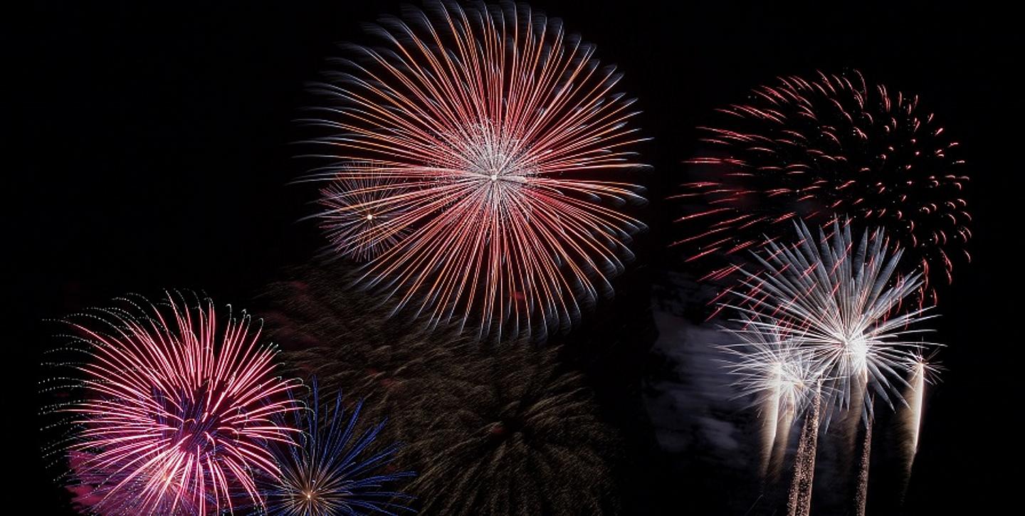 Feuerwerk vor schwarzem Hintergrund