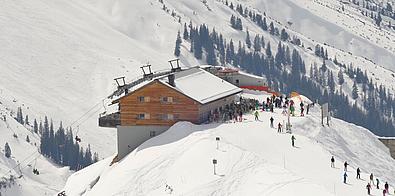 Restaurant auf Berg mit Schnee