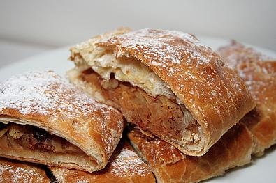 Aufgeschnittener Apfelstrudel