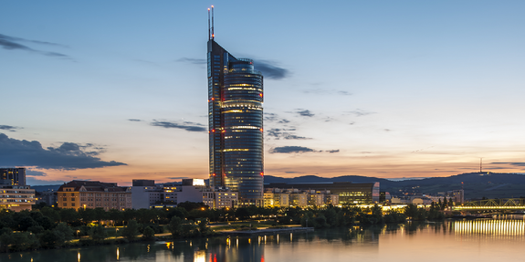 Millennium Tower mit Sonnenuntergang im Hintergrund