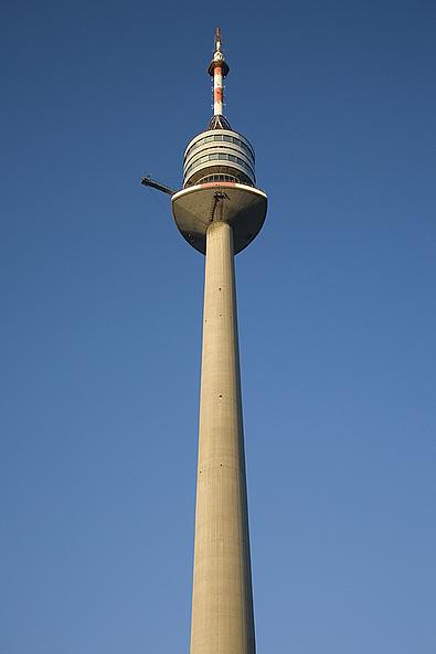 Bild vom Donauturm vor strahlend blaumen Himmerl