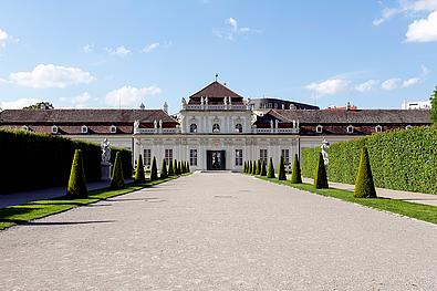 Hecken säumen den breiten Weg zum Unteren Schloss Belvedere. 