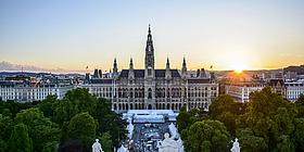 Das Wiener Rathaus bei Sonnenuntergang