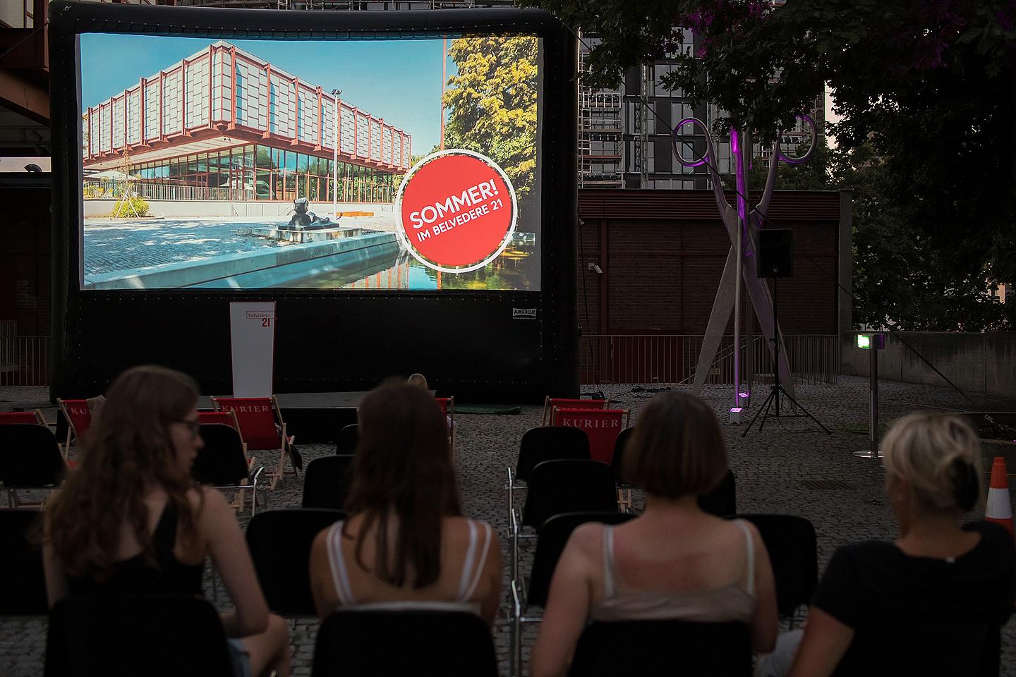 Zuschauer vor der Leinwand beim Sommerkino im Belvedere21