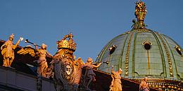 Hofburg: Leopoldinischer Trakt, Blick auf die Michaelerkuppel, Balustrade mit Engerln