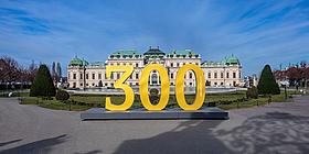 Belvedere in Wien, davor eine große 300 als Skulptur