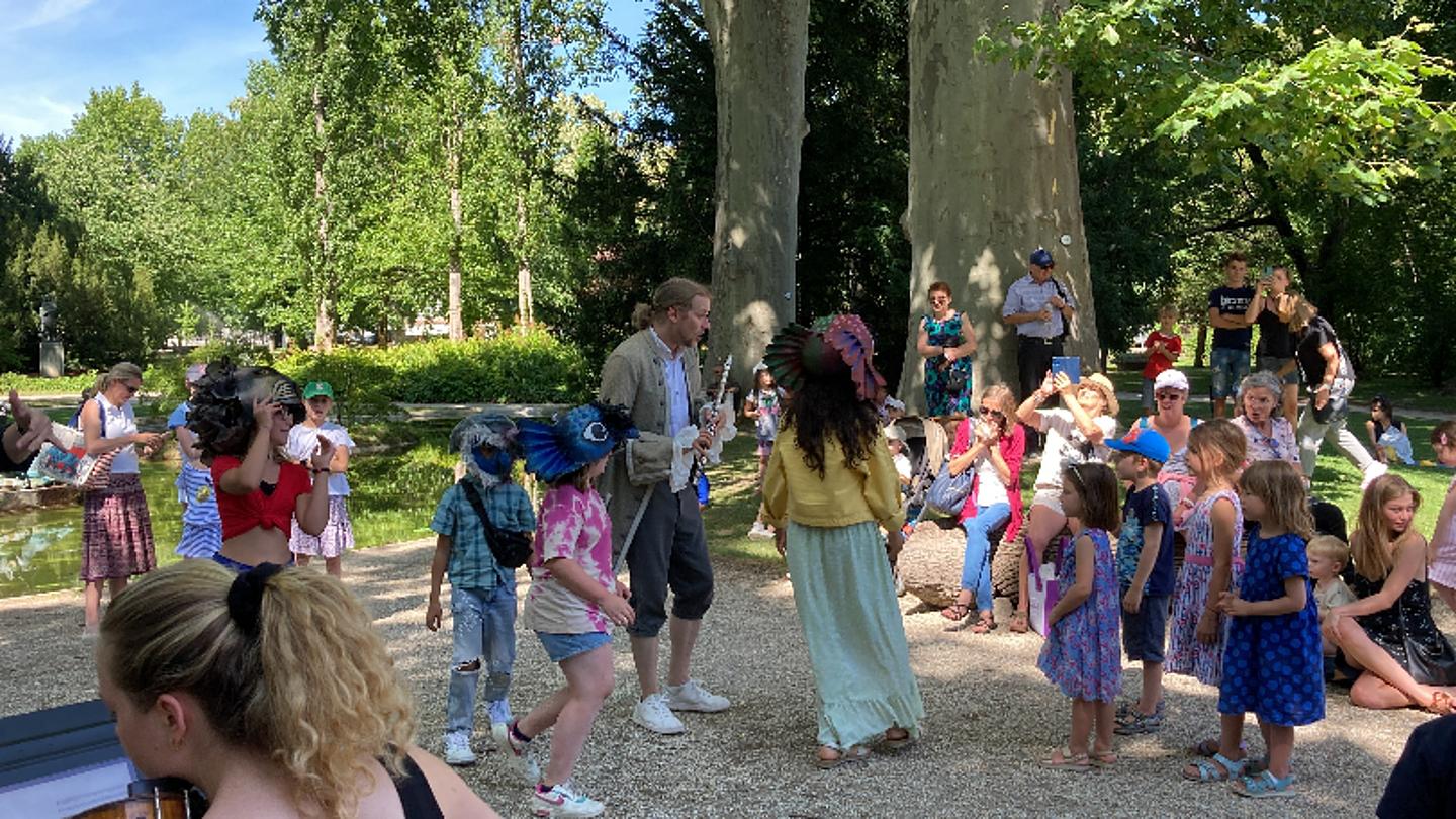 Kinder spielen mit einem Clown im Garten des Palais Liechtenstein in Wien