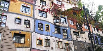 Die farbenprächtige Fassade des Hundertwasserhauses.