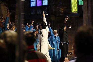 Personen singen in der Kirche