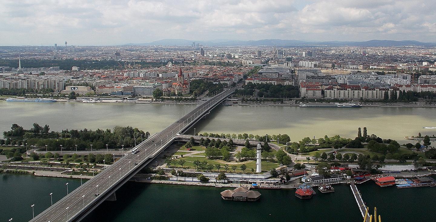 Blick über die Donauinsel und die Stadt Wien, vom nördlichen Ufer der Reichsbrücke aus gesehen