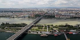 Blick über die Donauinsel und die Stadt Wien, vom nördlichen Ufer der Reichsbrücke aus gesehen