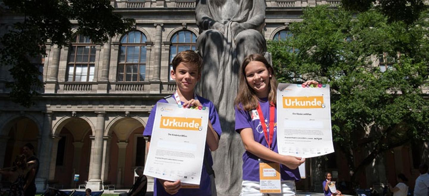 Flüssiger Stickstoff Experiment an der Kinderuni, ein junge bringt eine Rose zum Behälter