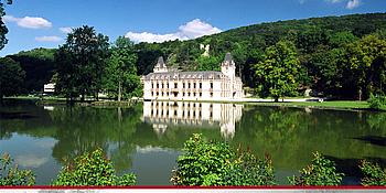 Ein Schloss umgeben von Wasser