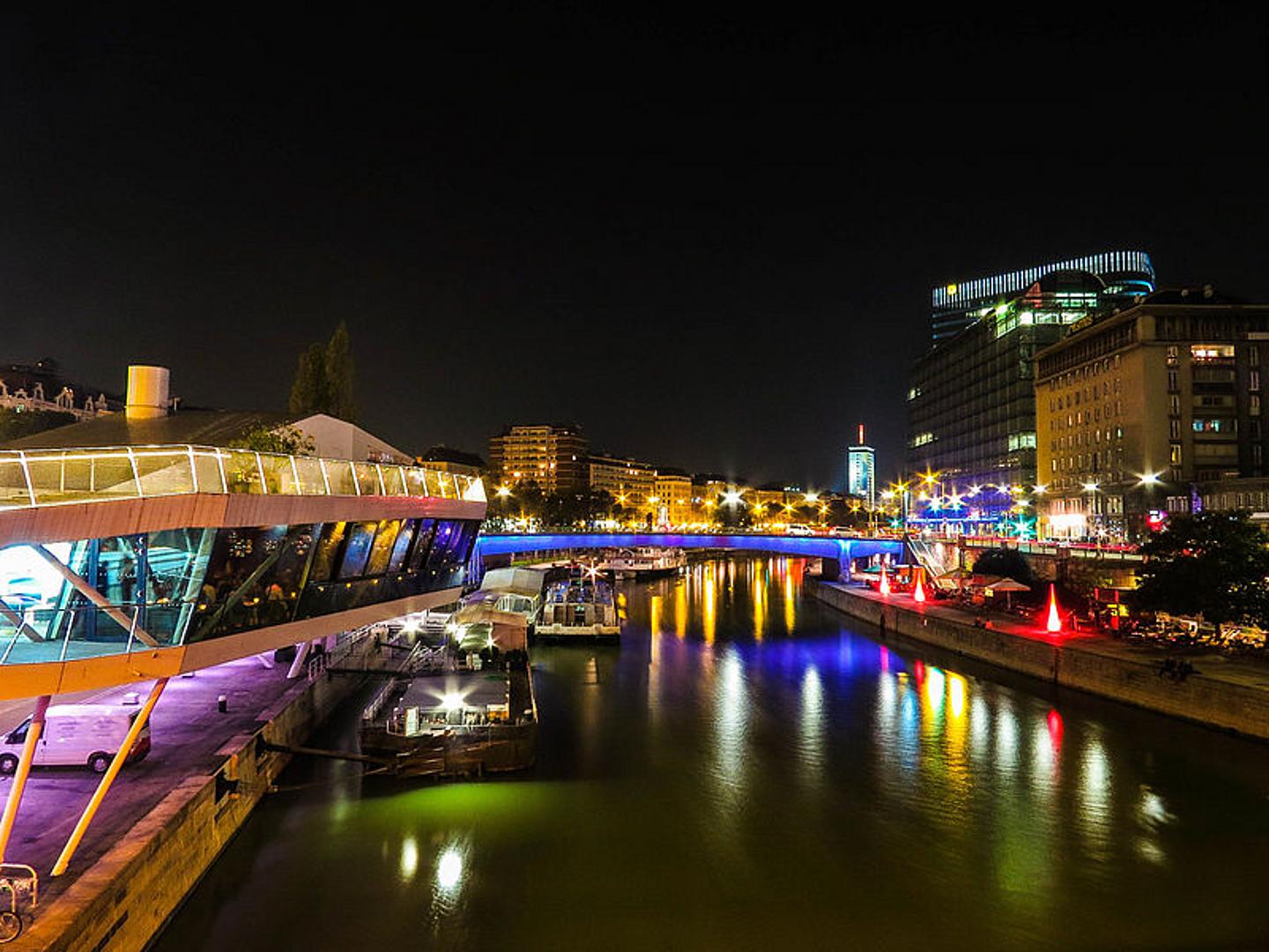 Blick von der Schwedenbrücke auf den Donaukanal bei Nacht