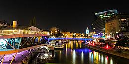 Blick von der Schwedenbrücke auf den Donaukanal bei Nacht