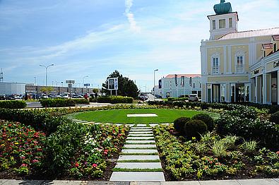 Grünfläche im Designer Outlet Parndorf