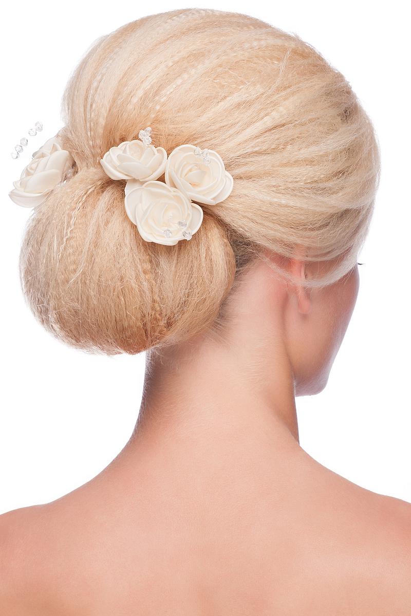 Frauenkopf blond von hinten mit Chignon-Frisur