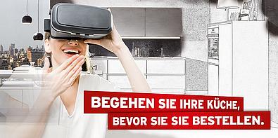 Frau mit VR-Brille bestaunt ihre neue Küche in Virtual Reality