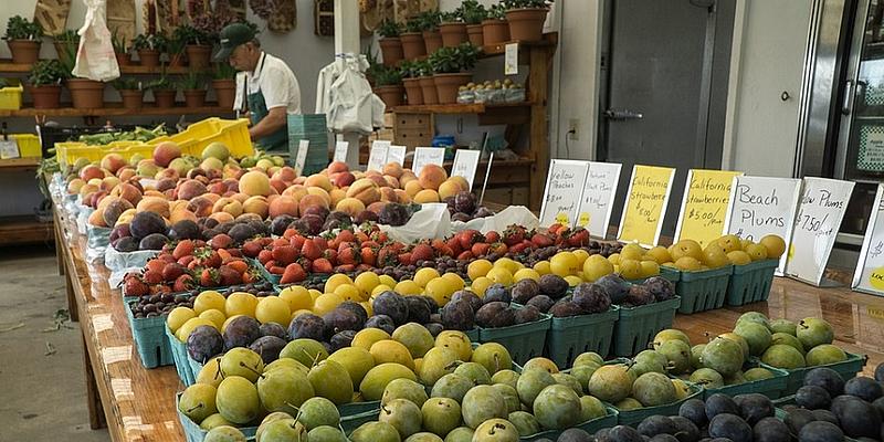 Marktstand mit Gemüse