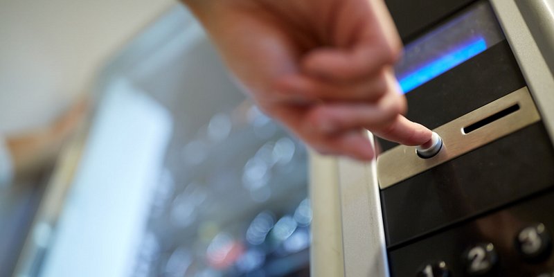 Finger drückt auf Tastatur bei Automat