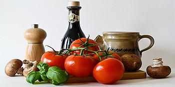 Alle Zutaten für einen Salat vor weißer Leinwand