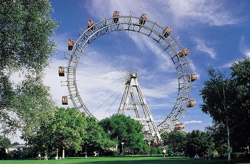 Komplettansicht vom Riesenrad: nur der untere Teil wird von Bäumen verdeckt.