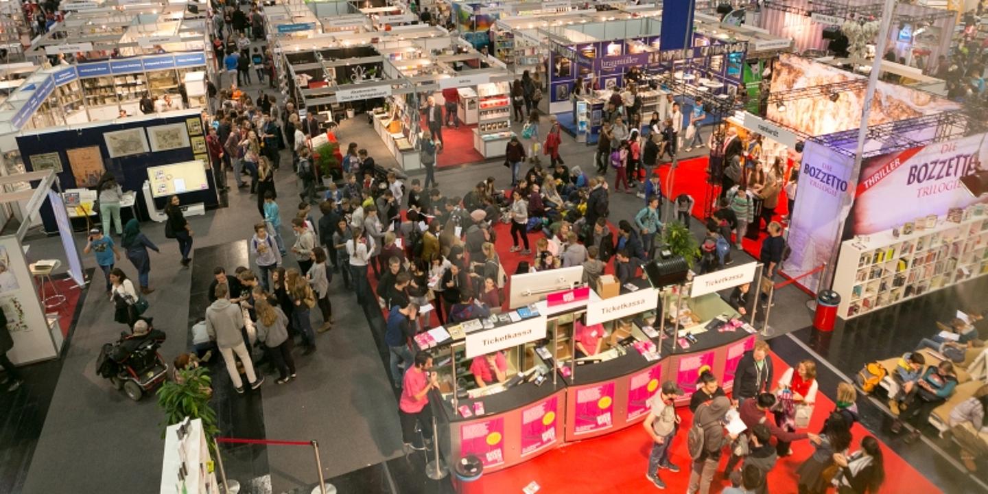 Menschenmassen zwischen Verkaufsständen auf der Messe Wien