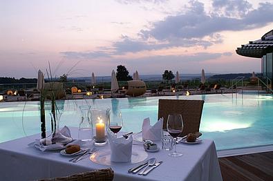 Gedeckter Tisch mit Kerzenlicht am Pool