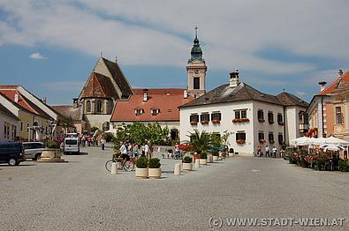 Der Rathausplatz mit kleiner Kirche und Cafés