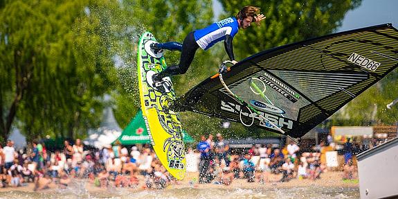 Ein Windsurfer der einen Trick ausführt