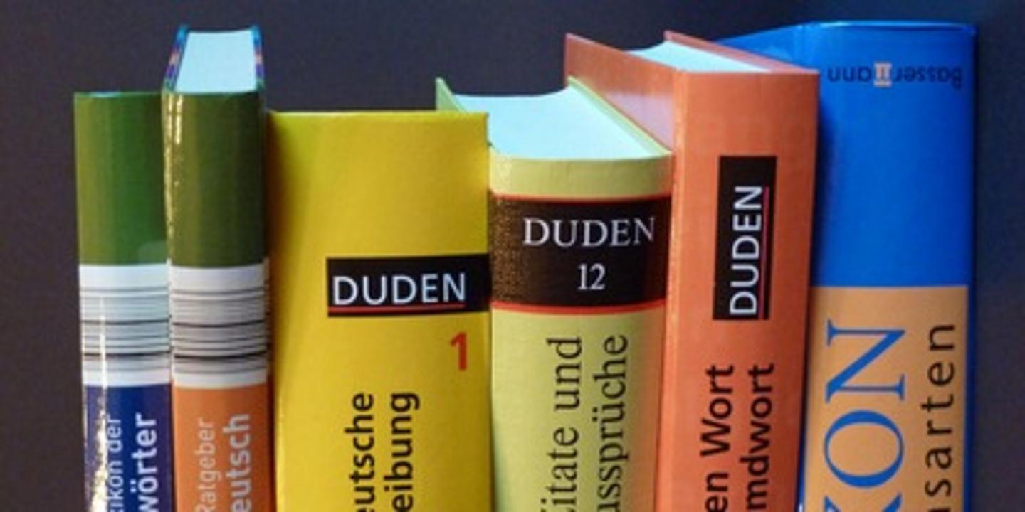 Sechs Buchrücken von Duden und Lexika