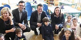 Kinderschar in Schule mit Sonja Hammerschmid