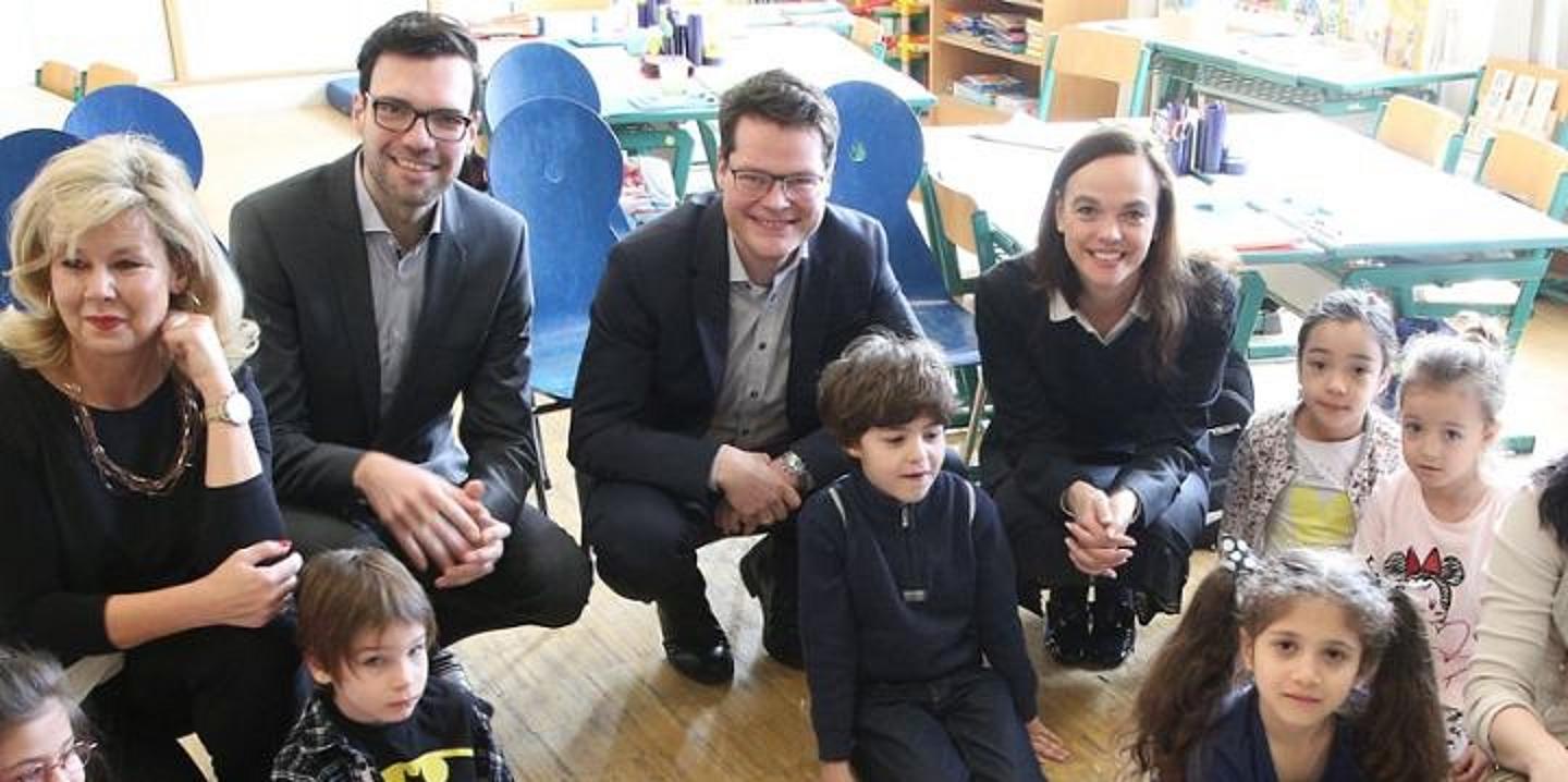 Kinderschar in Schule mit Sonja Hammerschmid