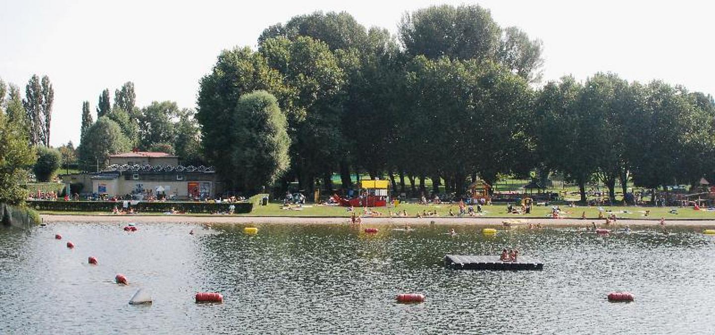 Die Donau mit Bojen im Sommer